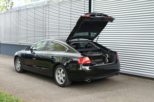 Das Rollstuhlverladesystem LADEBOY Kofferraum für die liegende Verladung von gefalteten Rollstühlen in einer Limousine