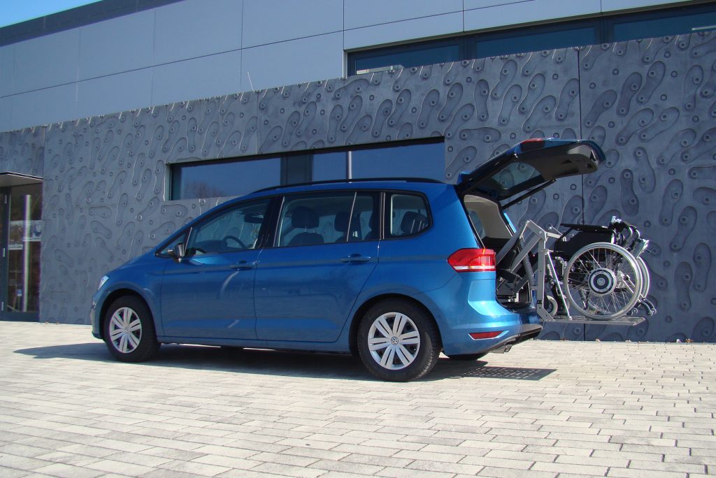 Das Rollstuhlverladesystem SCOOTERBOY in einem Minivan Einbau im Kofferraum