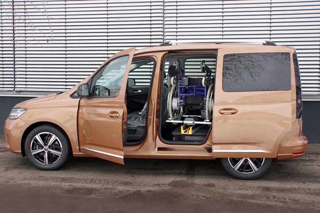 Volkswagen Caddy mit Rollstuhlverladesystem LADEBOY S2 für ungefaltete Rollstühle