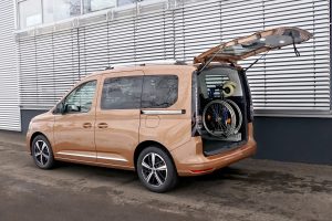 Der LADEBOY Kofferraum stehend gefaltet im VW Caddy 5