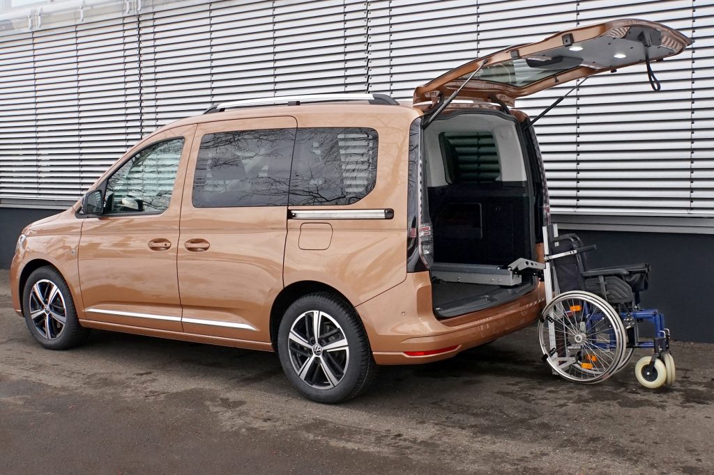 Der LADEBOY Kofferraum stehend gefaltet im VW Caddy 5