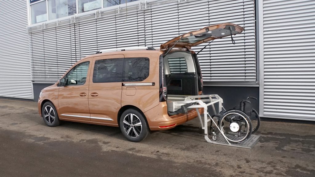 Das Rollstuhlverladesystem SCOOTERBOY in einem Minivan Einbau im Kofferraum