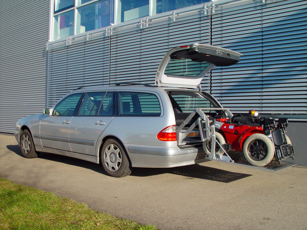 Das Rollstuhlverladesystem SCOOTERBOY in einem Kombi Einbau im Kofferraum