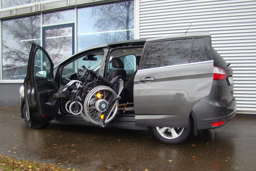 Ford Grand C-Max mit Rollstuhlverladesystem LADEBOY S2