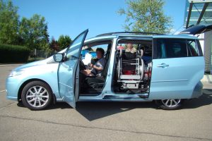 Mazda 5 mit Rollstuhlverladesystem LADEBOY S2 für ungefalteten Rollstuhl