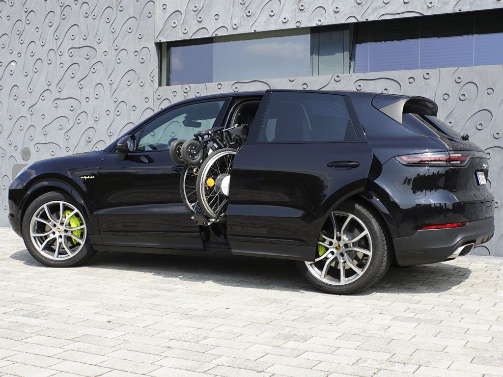 Porsche Cayenne mit Rollstuhlverladesystem LADEBOY S2