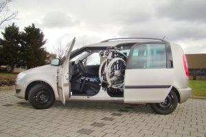 Skoda Roomster mit Rollstuhlverladesystem LADEBOY S2 mit Schwenkmodul für 4 Sitzplätze