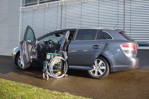 Toyota Avensis mit Rollstuhlverladesystem LADEBOY S2