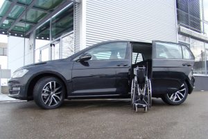 Volkswagen Golf mit Rollstuhlverladesystem LADEBOY S2