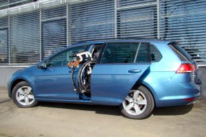 Volkswagen Golf Variant mit Rollstuhlverladesystem LADEBOY S2