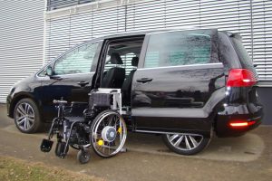 VW Sharan mit Rollstuhlverladesystem LADEBOY S2 für ungefaltete Rollstühle