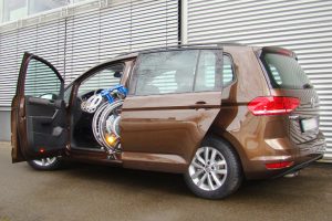 Volkswagen Touran mit Rollstuhlverladesystem LADEBOY S2