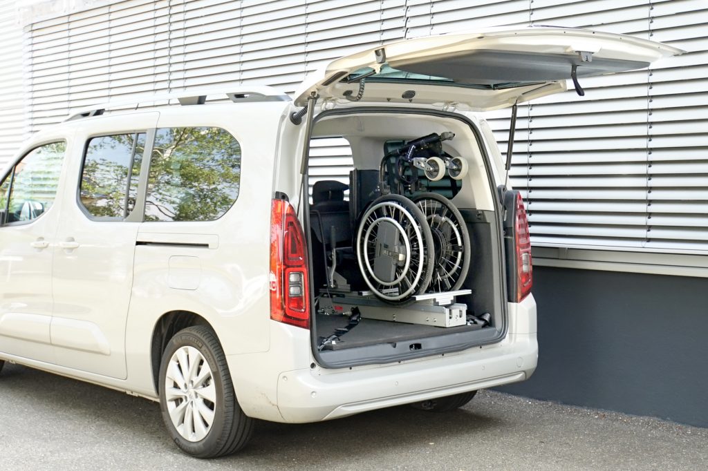 Die Rollstuhlverladehilfe für den Kofferraum: Rollstuhlverladesystem LADEBOY Kofferraum für die stehende Verladung von gefalteten Rollstühlen