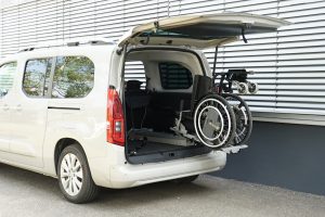 Rollstuhlverladesystem LADEBOY Kofferraum für die stehende Verladung von gefalteten Rollstühlen