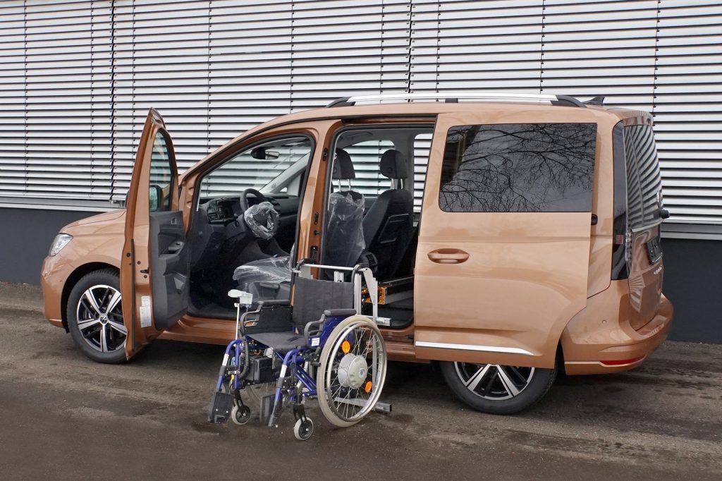 Die Rollstuhlverladehilfe für die Verladung seitlich hinter dem Fahrersitz. Das Rollstuhlverladesystem LADEBOY S2 für ungefaltete Rollstühle