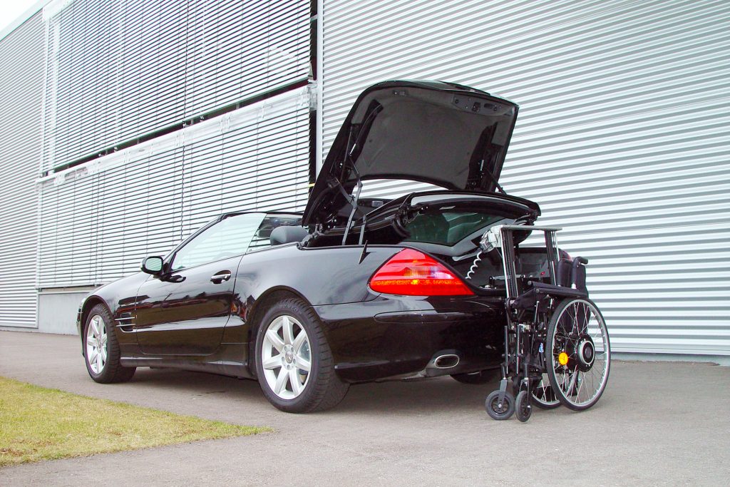 Cabrio Sportwagen mit Rollstuhlverladesystem LADEBOY im Kofferraum