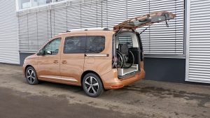Der LADEBOY Kofferraum stehend ungefaltet im VW Caddy 5