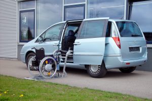 Das Rollstuhlverladesystem SCOOTERBOY in einem Minivan seitlicher Einbau