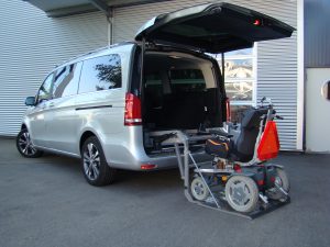 Das Rollstuhlverladesystem SCOOTERBOY in einem Van Einbau im Kofferraum