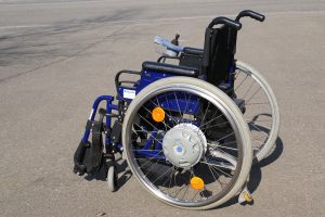 Hilfsmittel Faltboy um den Rollstuhl ohne Kraftaufwand zu falten