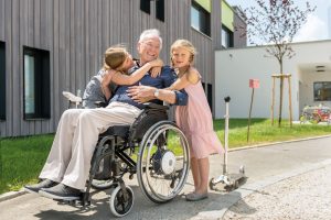 Opa im Rollstuhl mit Enkelkindern