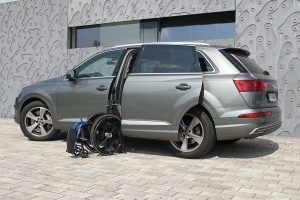 Audi Q7 mit Rollstuhlverladesystem LADEBOY S2 und automatischer Schwenktüre
