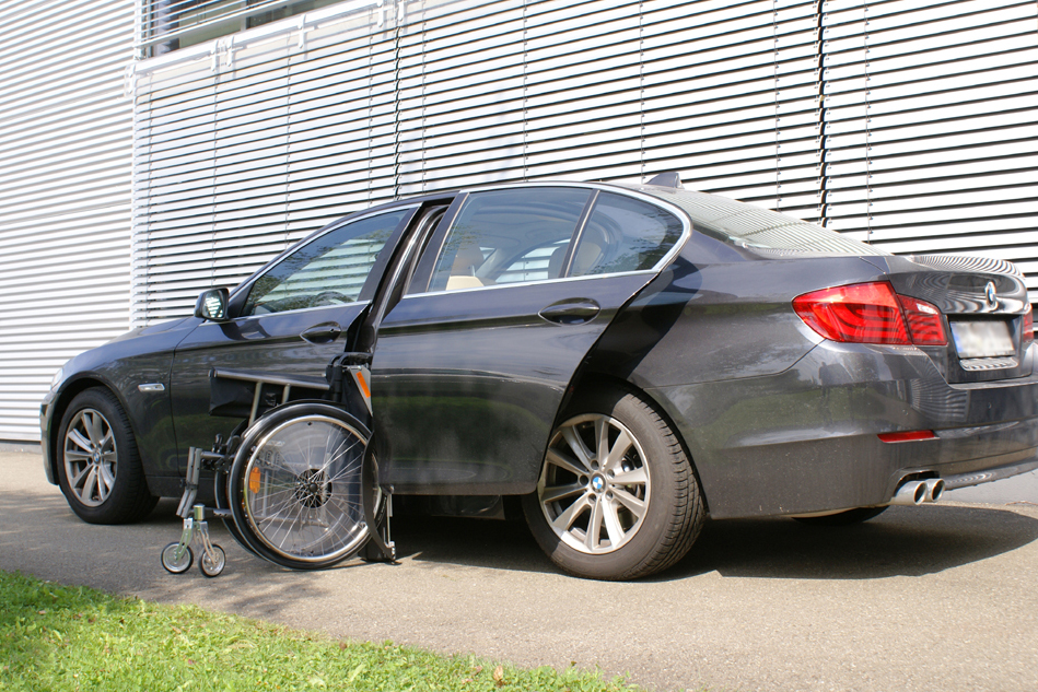 BMW 5er Limousine mit Rollstuhlverladesystem LADEBOY S2