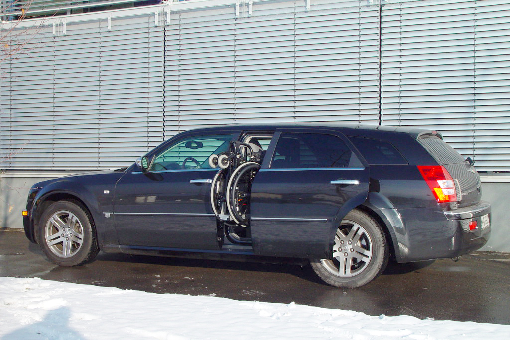 Chrysler C300 mit Rollstuhlverladesystem LADEBOY S2