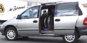 Chrysler Voyager mit Rollstuhlverladesystem LADEBOY S2
