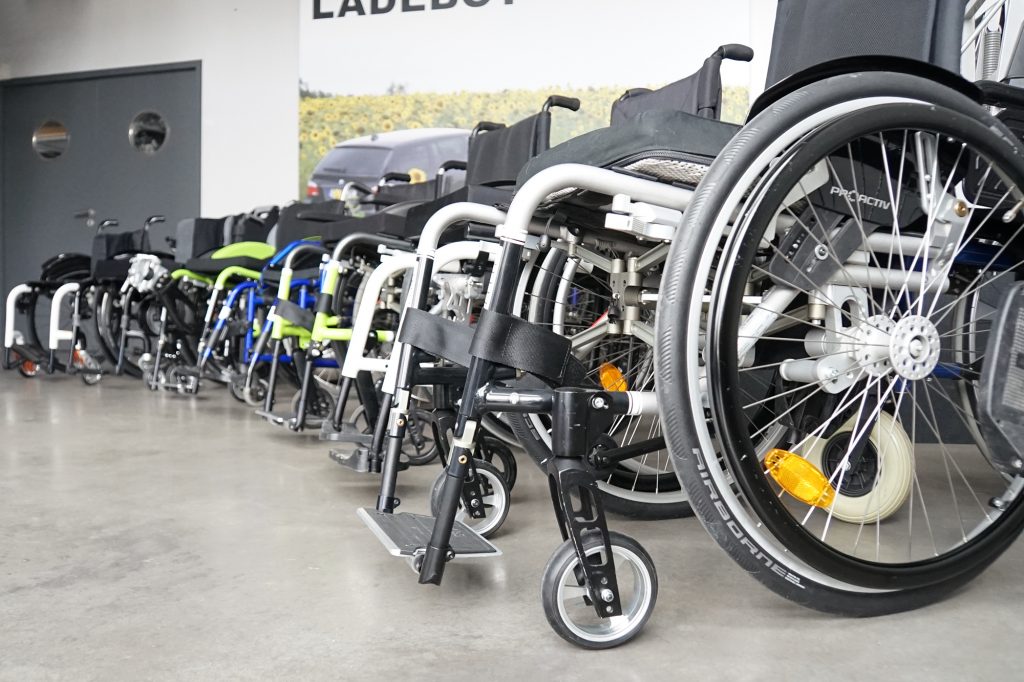 Große Auswahl an Rollstühlen mit und ohne Elektroantrieb