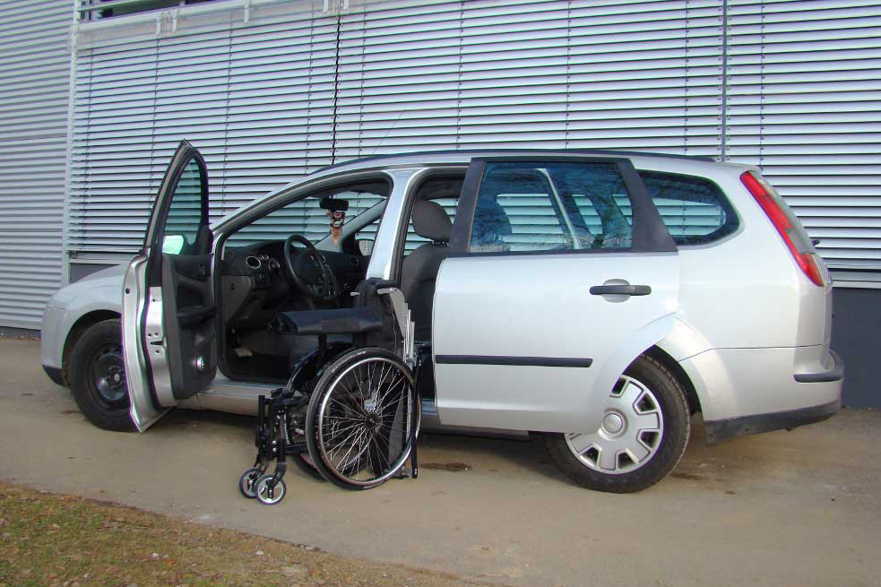 Ford Focus Kombi mit Rollstuhlverladesystem LADEBOY S2