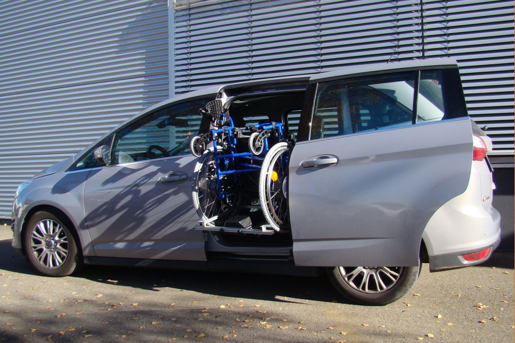 Ford Grand C-Max mit Rollstuhlverladesystem LADEBOY S2 für ungefalteten Rollstuhl