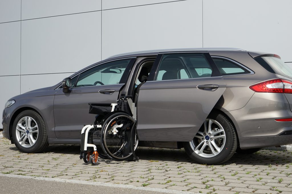Ford Mondeo Kombi mit Rollstuhlverladesystem LADEBOY S2