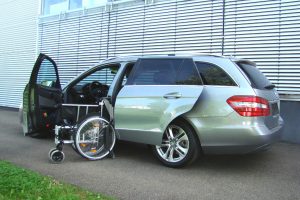 Mercedes E-Klasse mit Rollstuhlverladesystem LADEBOY S2