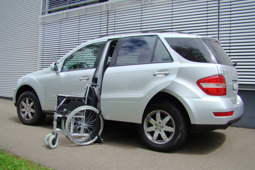 Mercedes M-Klasse mit Rollstuhlverladesystem LADEBOY S2
