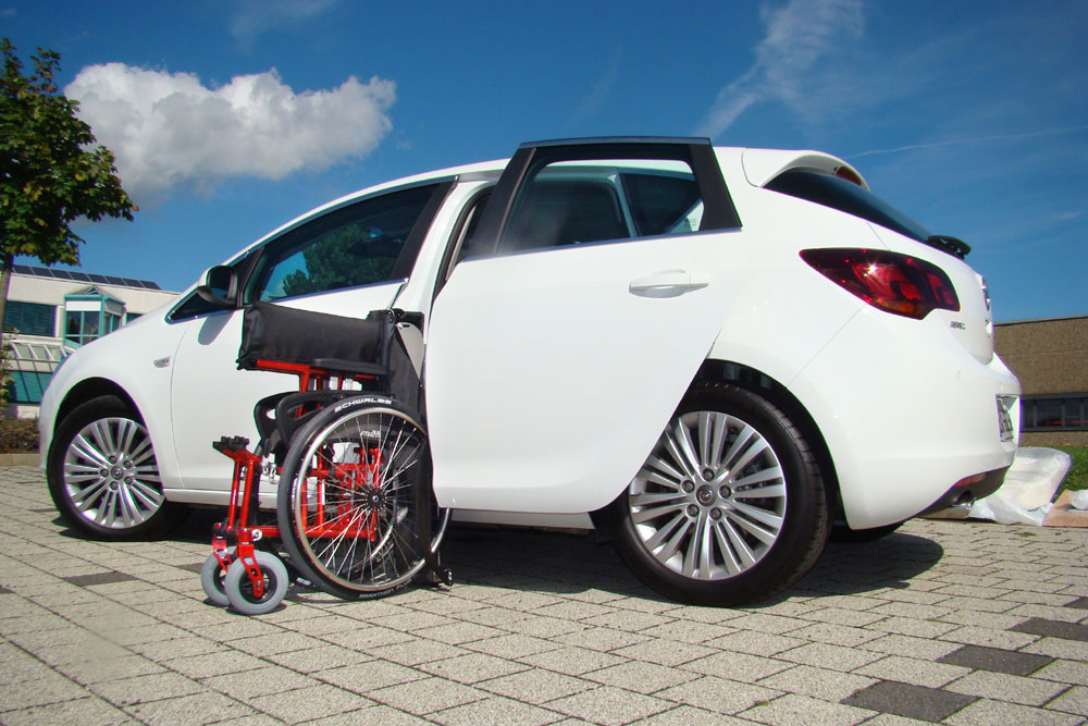 Opel Astra J Schraegheck mit Rollstuhlverladesystem LADEBOY S2