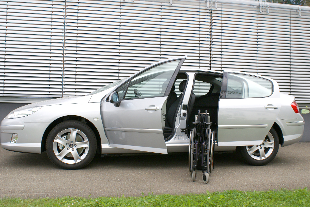 Peugeot 407 mit Rollstuhlverladesystem LADEBOY S2