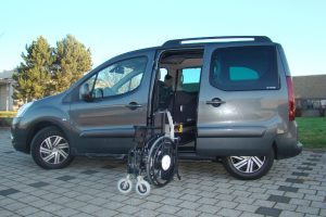 Peugeot Partner mit Rollstuhlverladesystem LADEBOY S2