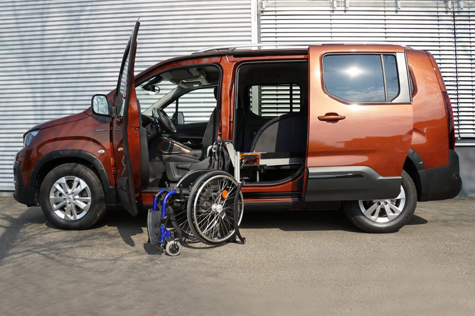 Citroen Berlingo mit Rollstuhlverladesystem LADEBOY S2 mit Schwenkmodul für 4 Sitzplätze
