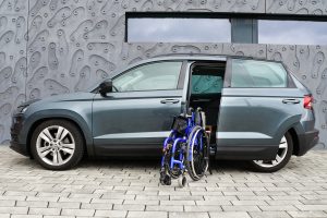 Skoda Karoq mit Rollstuhlverladesystem LADEBOY S2