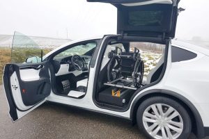 Tesla X mit Rollstuhlverladesystem LADEBOY S2