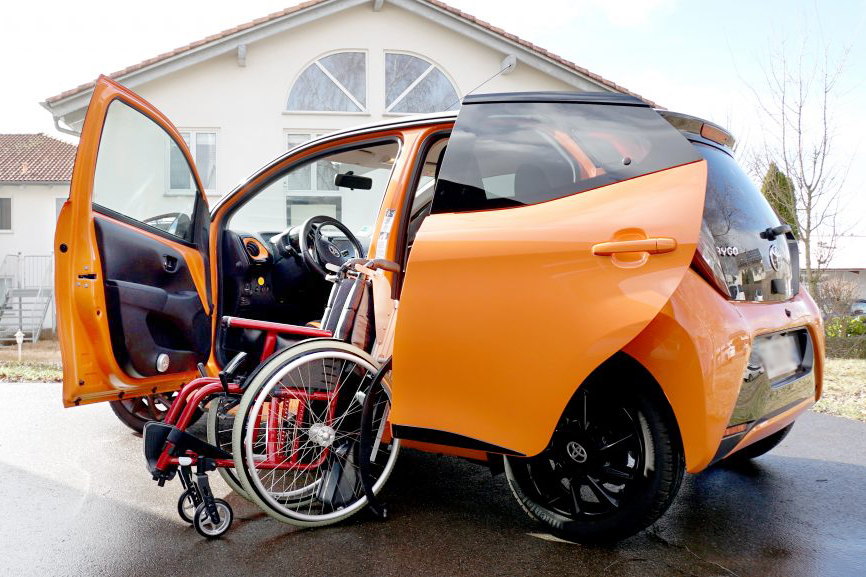 Toyota Aygo mit Rollstuhlverladesystem LADEBOY S2