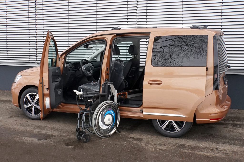 Volkswagen Caddy mit Rollstuhlverladesystem LADEBOY S2 und automatischer Schiebetür
