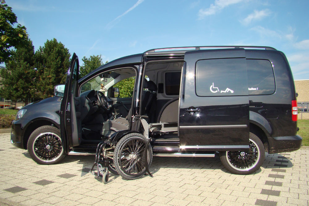 Volkswagen Caddy Maxi mit Rollstuhlverladesystem LADEBOY S2 für ungefaltete Rollstühle
