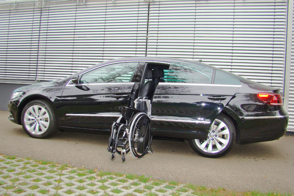 Volkswagen Passat mit Rollstuhlverladesystem LADEBOY S2