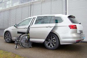 Volkswagen Passat Variant mit Rollstuhlverladesystem LADEBOY S2