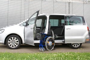 VW Sharan mit Rollstuhlverladesystem LADEBOY S2 mit Schwenkmodul für 4 Sitzplätze