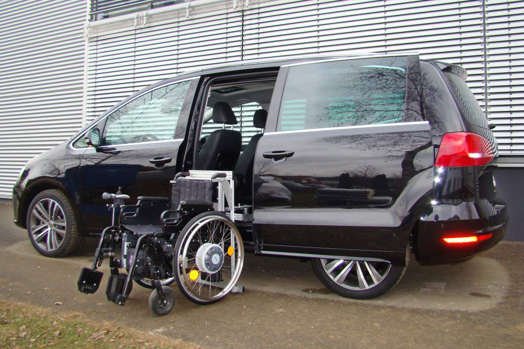 VW Sharan mit Rollstuhlverladesystem LADEBOY S2 für ungefaltete Rollstühle