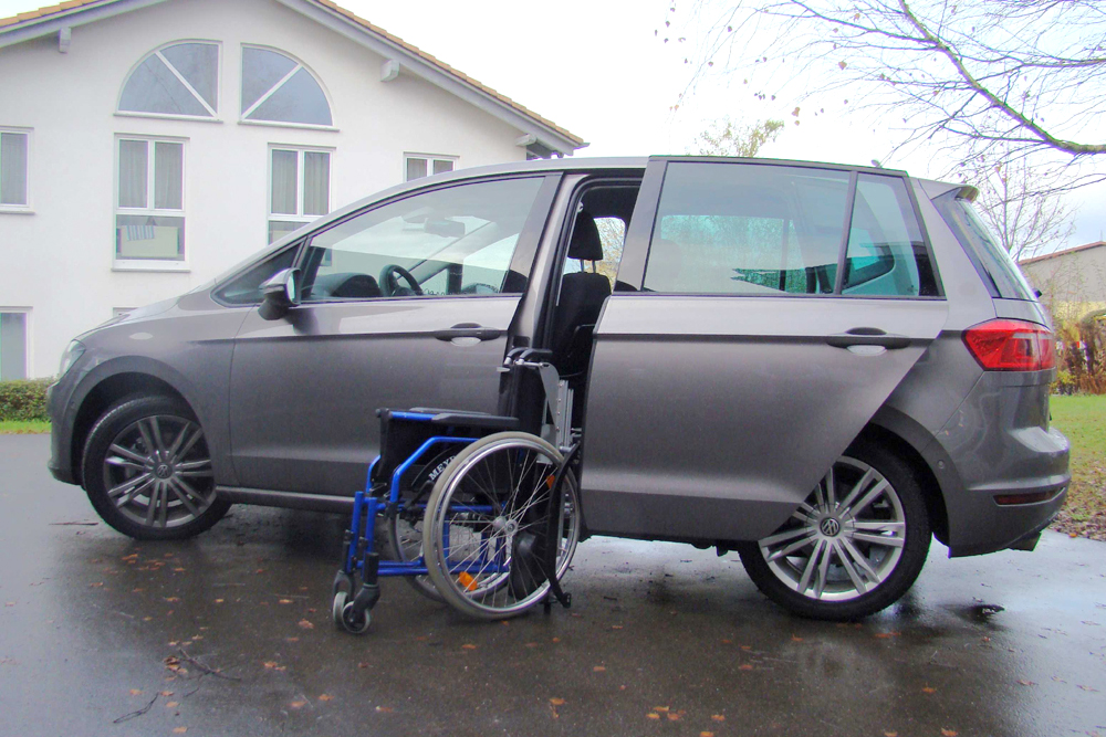 Volkswagen Golf Sportsvan mit Rollstuhlverladesystem LADEBOY S2