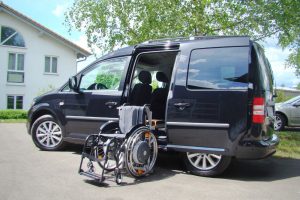 Volkswagen Caddy mit Rollstuhlverladesystem LADEBOY S2 für ungefaltete Rollstühle
